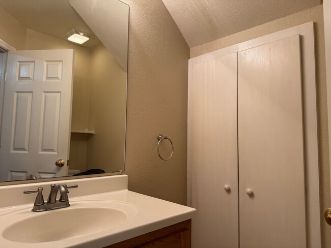 Building Photo - Charming 2 Bedroom 1.5 Bathroom Townhome w...