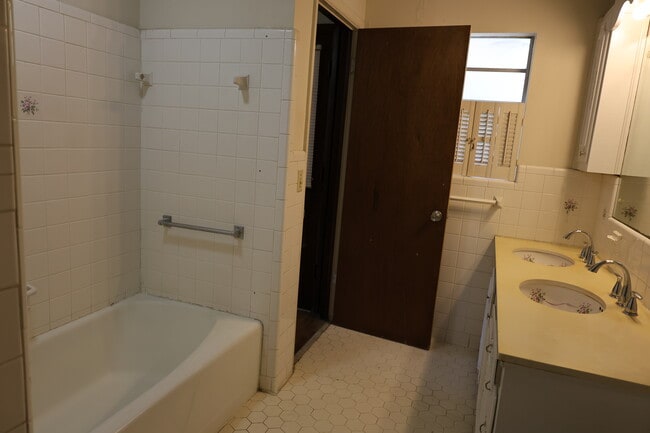 Building Photo - 101 Catherine Ave