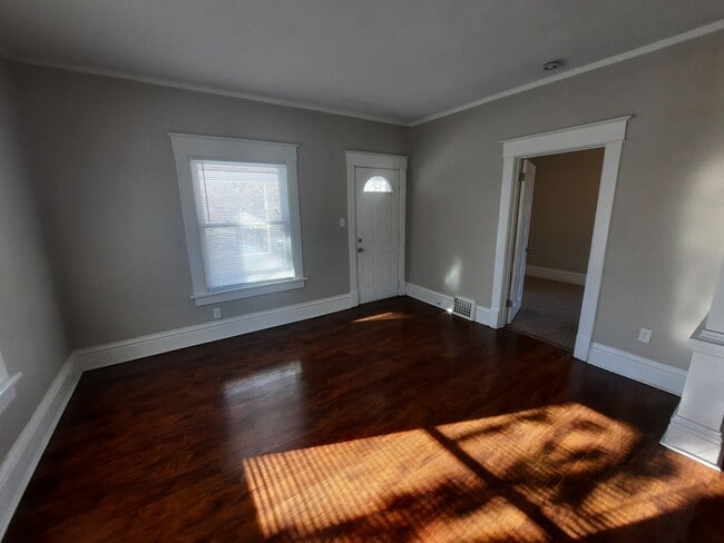 Building Photo - 2 Bedroom, 1 Bathroom home near Drake Univ...