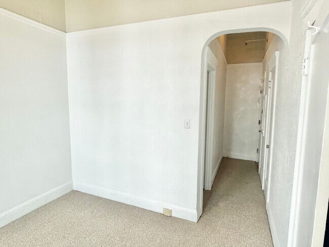 Building Photo - Charming and Sunny Hayes Valley Studio - P...