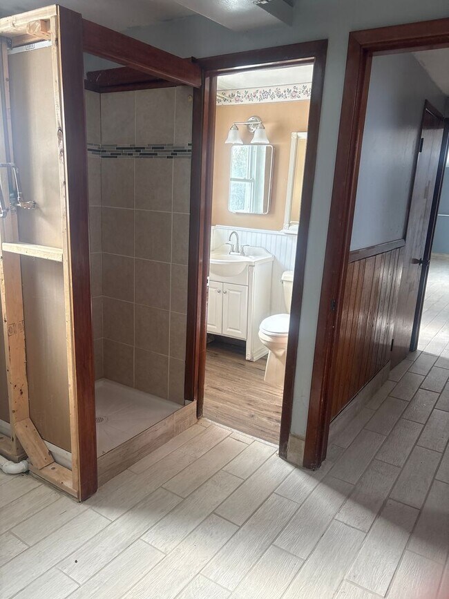 Building Photo - Renovated large home located in Beachwood