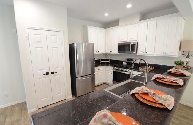 Building Photo - 2201 Naomi St