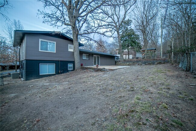 Building Photo - 1647 Carolyn Dr