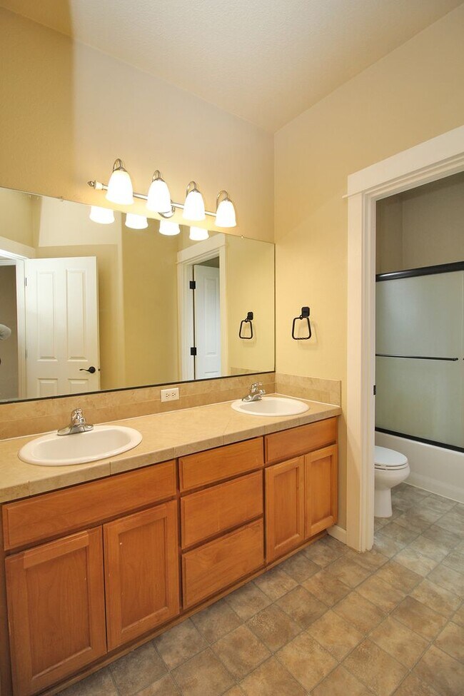 Building Photo - Alluring 4 Bedroom, 2.5 Bathroom Modern ho...