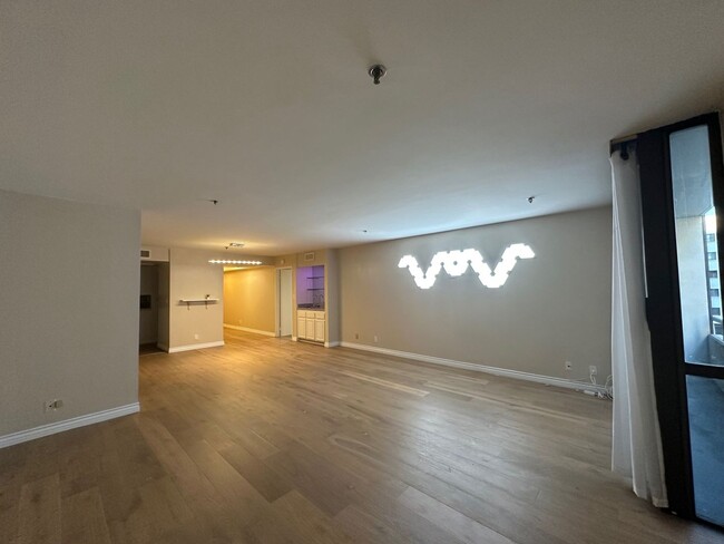 Building Photo - Extensively remodeled huge 1 bedroom/1.25 ...