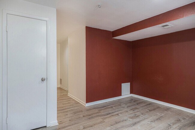 Building Photo - 3 Bedroom 2 Bathroom End Unit Townhome!
