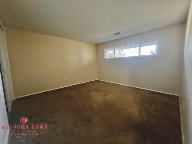 Building Photo - 2 bedroom townhome condo with AMAZING view, brand new carpeting and a fresh coat of paint!!!