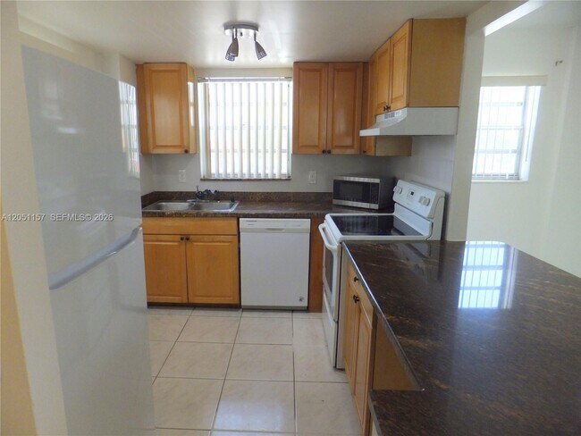 Building Photo - 16410 Miami Dr