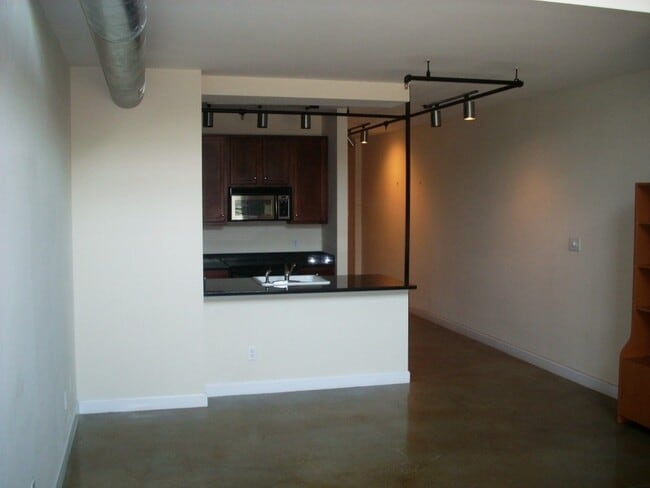 Building Photo - -- AVAILABLE AUGUST 8TH -- 2 BR / 2 BA Spe...