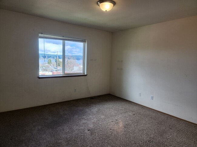 Building Photo - 3 bedroom overlooking Silverdale