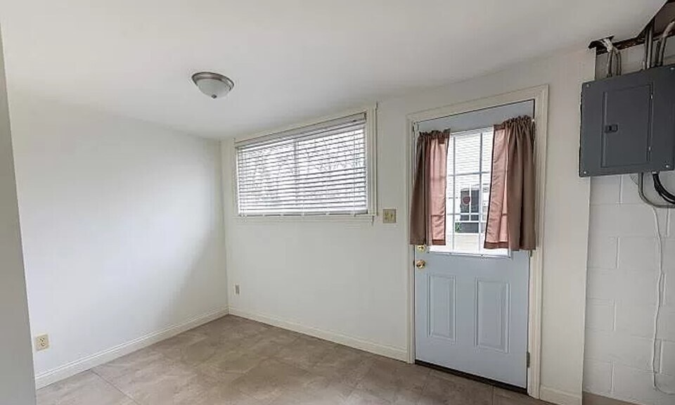 Laundry - 1528 W Daytona Dr