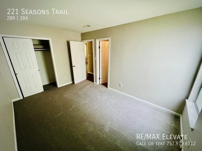 Building Photo - 221 Seasons Trail