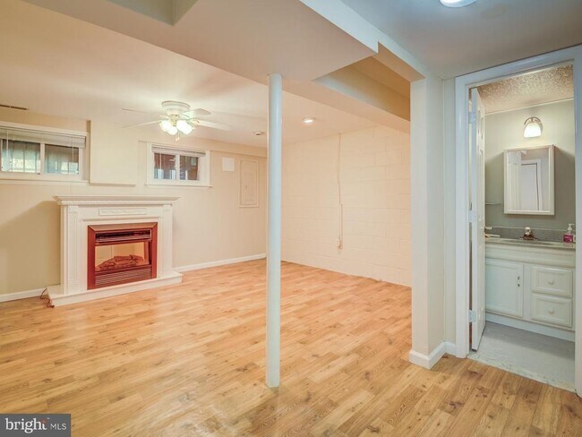 Building Photo - 514 S Henry St