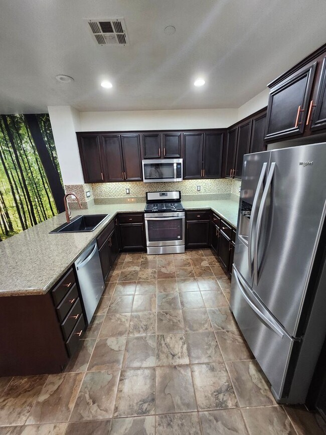 Building Photo - Beautiful two-story townhouse in Fontana G...