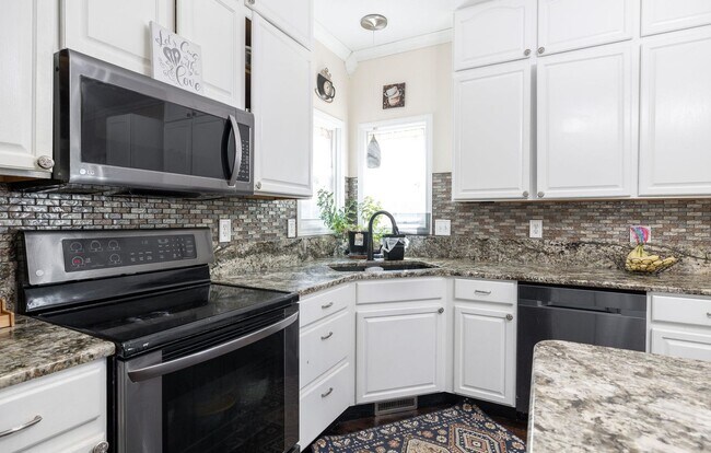 Building Photo - 4Bd/3.5Ba Home Available