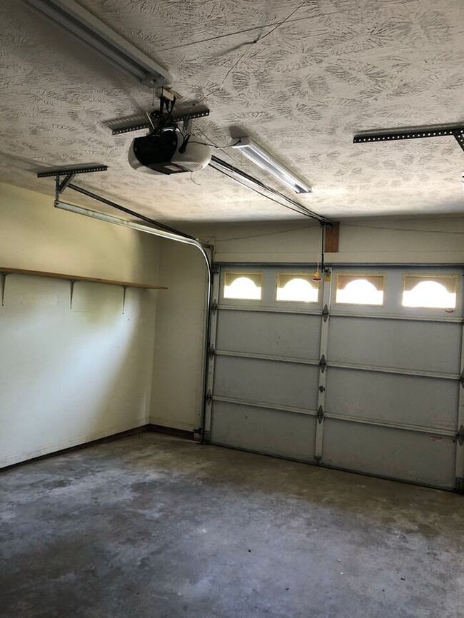 Building Photo - 2209 Mossycup Ln
