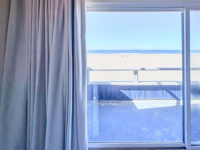 Building Photo - 3637 Ocean Dr