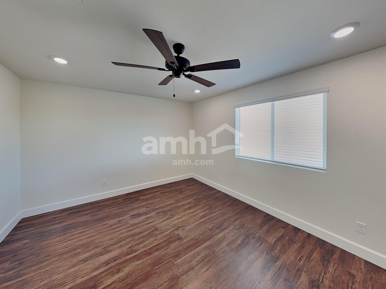 Building Photo - 556 Topiary Pk Ave