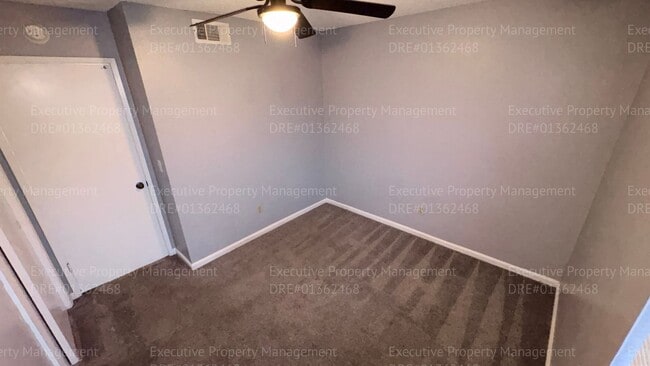 Building Photo - 3 bedroom/ 2 bathroom home nestled in a cul-de-sac.