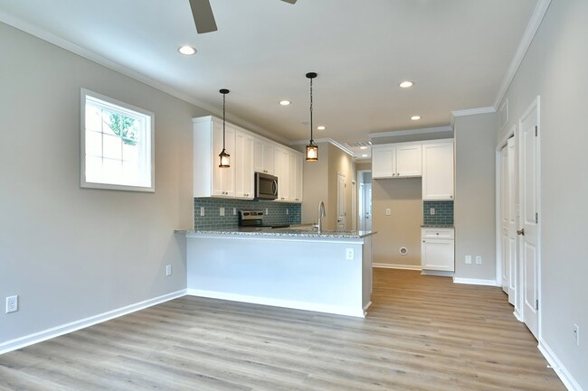 Building Photo - Gorgeous Townhome