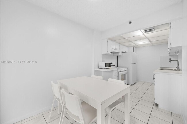 Building Photo - 17500 N Bay Rd