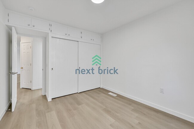 Building Photo - A beautiful 4 bed and 2 bathroom house for rent