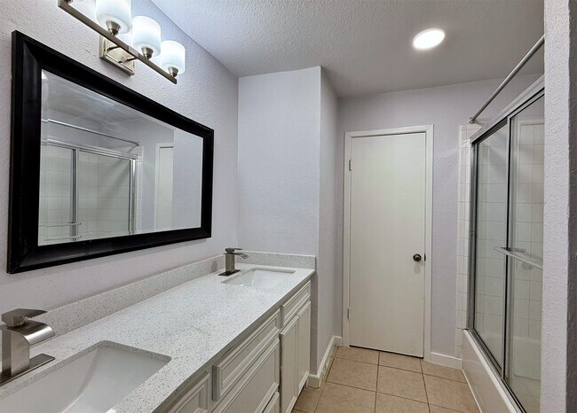 Building Photo - 9221 Vogue Ln