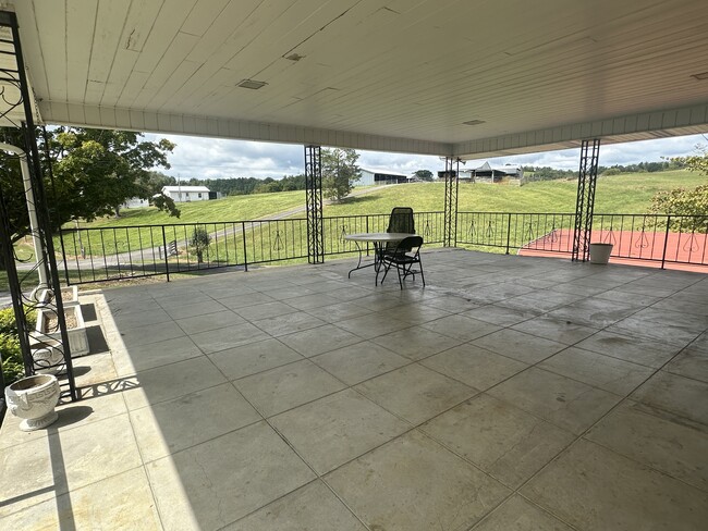 Big Beautiful Covered Patio - 3610 Warrensburg Rd