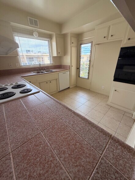 Kitchen - 1148 W Huntington Dr