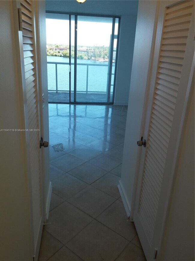 Building Photo - 1301 NE Miami Gardens Dr