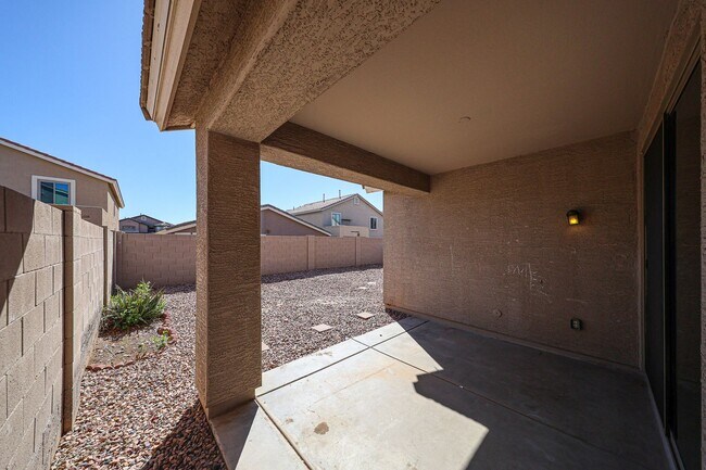 Building Photo - Charming 4 Bed 2 bath 2 Car Garage Home in...
