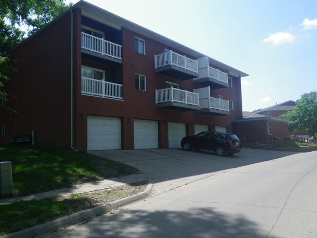 Building Photo - Cozy 2 Bedroom 2 Bath Condo in Iowa City!