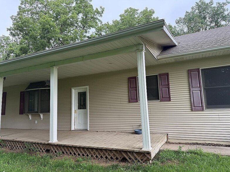 Building Photo - 15024 Peach Ave