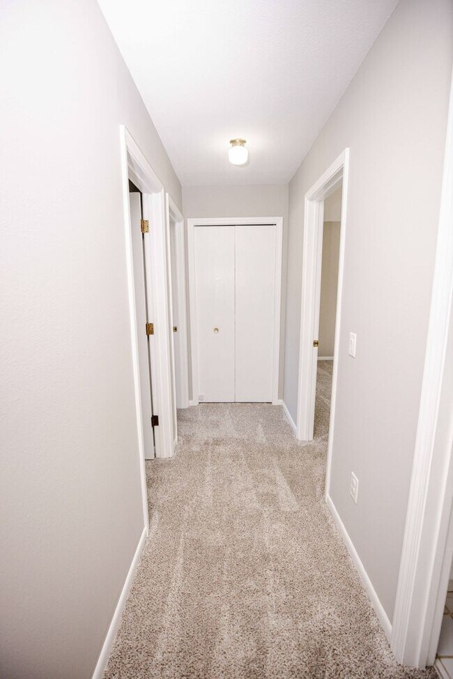 Building Photo - Beautiful Condo for Rent - Appliances included, washer and dryer hook ups, one and half bath, ver...