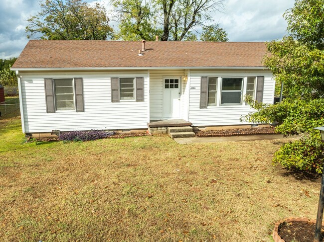 Building Photo - Freshly Updated 3 Bedroom House