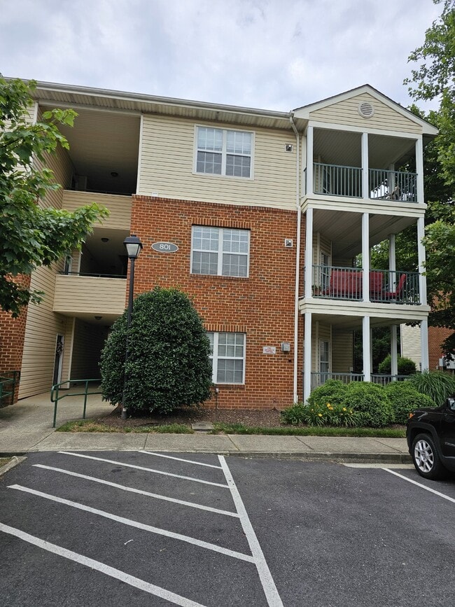 Building Photo - The Links Apartment Available