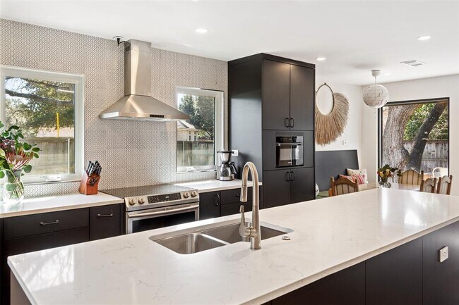 Building Photo - 6805 Western Oaks Blvd