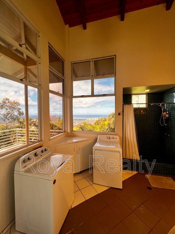 Building Photo - 4846 Sierra Dr