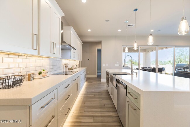 Building Photo - 2252 E South Mountain Ave