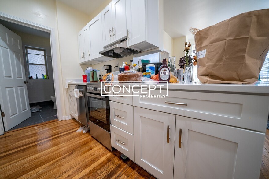 Building Photo - 879 Beacon St