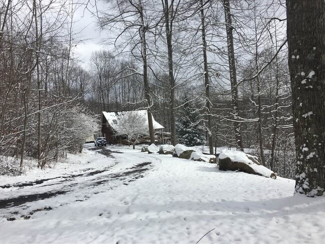 Building Photo - 844 Mount Kimberly Rd