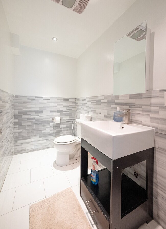 Building Photo - 5 W 101st St