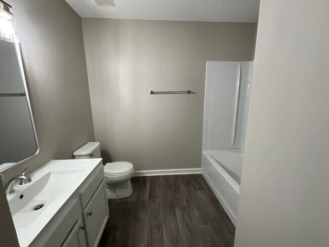 Building Photo - 2709 Ingleside Dr