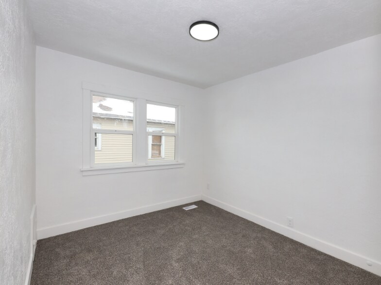 Building Photo - 2867 Kiesel Ave