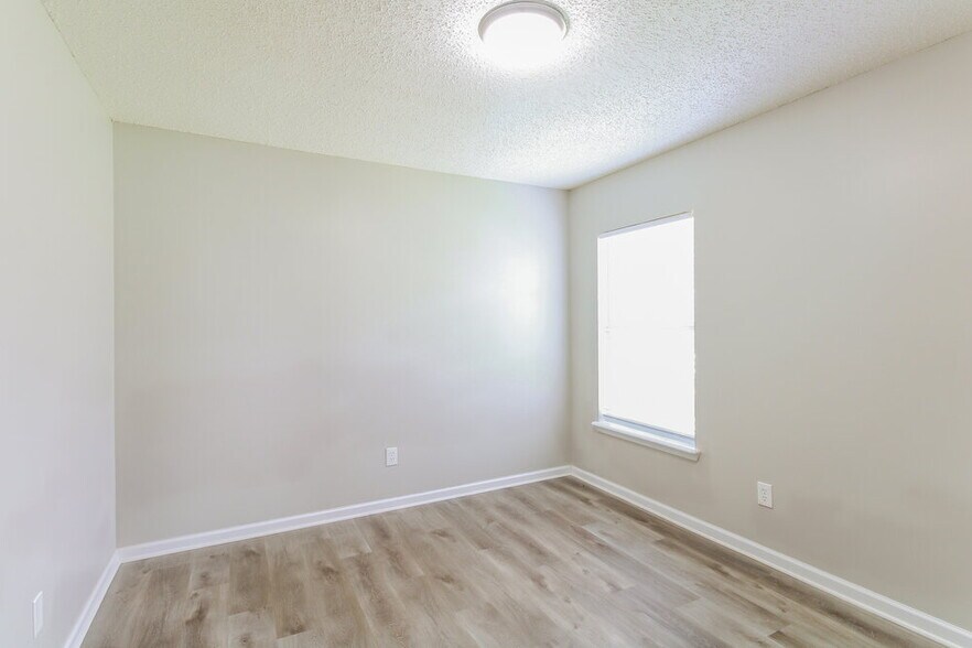 Building Photo - 717 S Lake Cunningham Ave