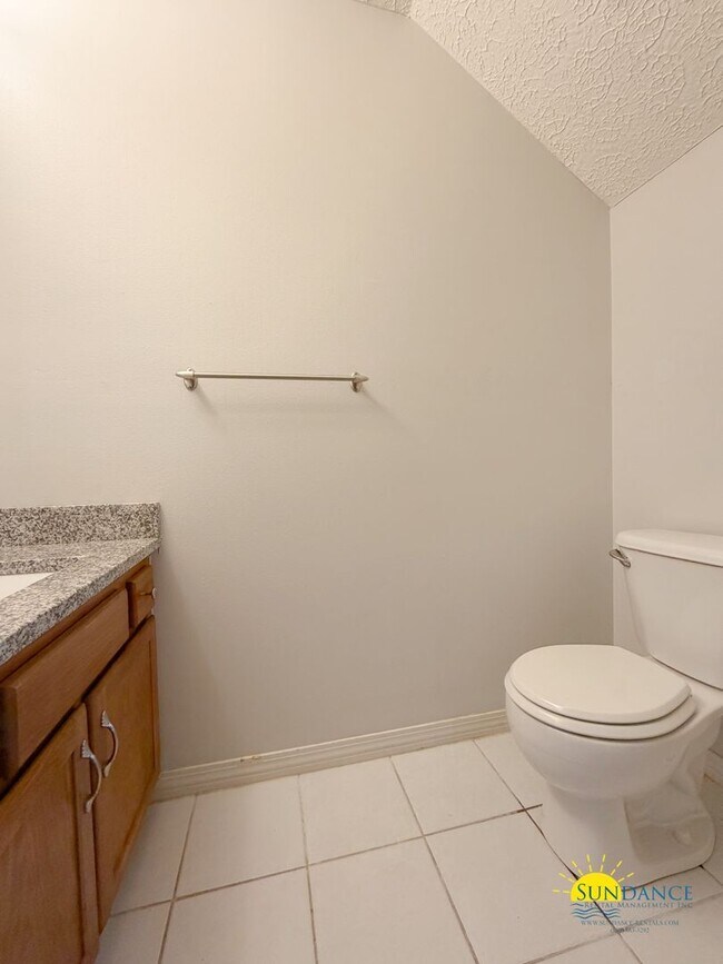 Building Photo - Gorgeous 2 Story Townhome in Fort Walton Beach!