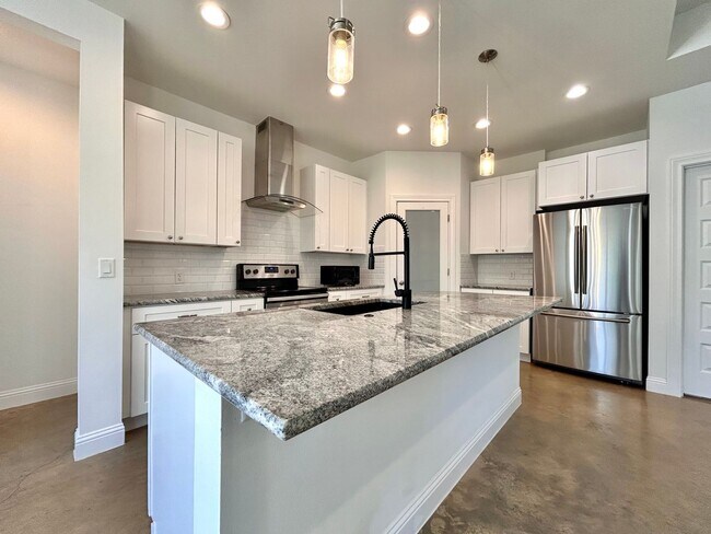 Building Photo - Modern 2 Bed / 2 Bath Home with Stylish Upgrades