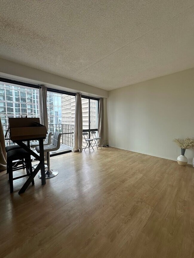 Building Photo - Harbor Square READY TO MOVE IN 1 bed, 1 bath with 1 parking, utilities included, walk to the conv...