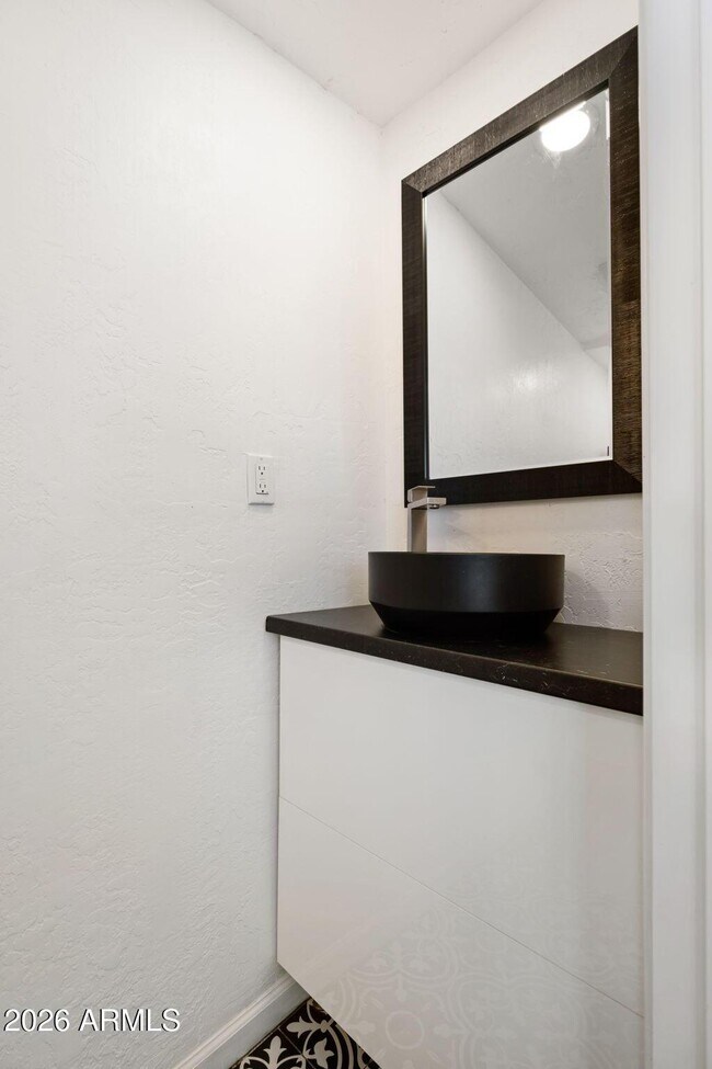 Building Photo - 930 E Whitton Ave