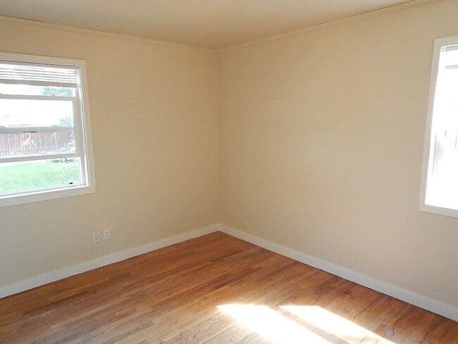 Building Photo - 3 Bedroom, 1 Bathroom in Heights Subdivisi...